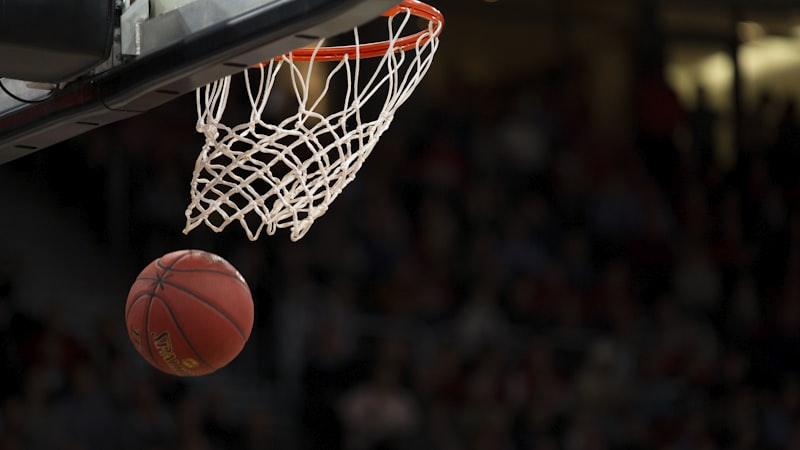 NBA总决赛高清直播画面，球员在篮球场上飞身扣篮